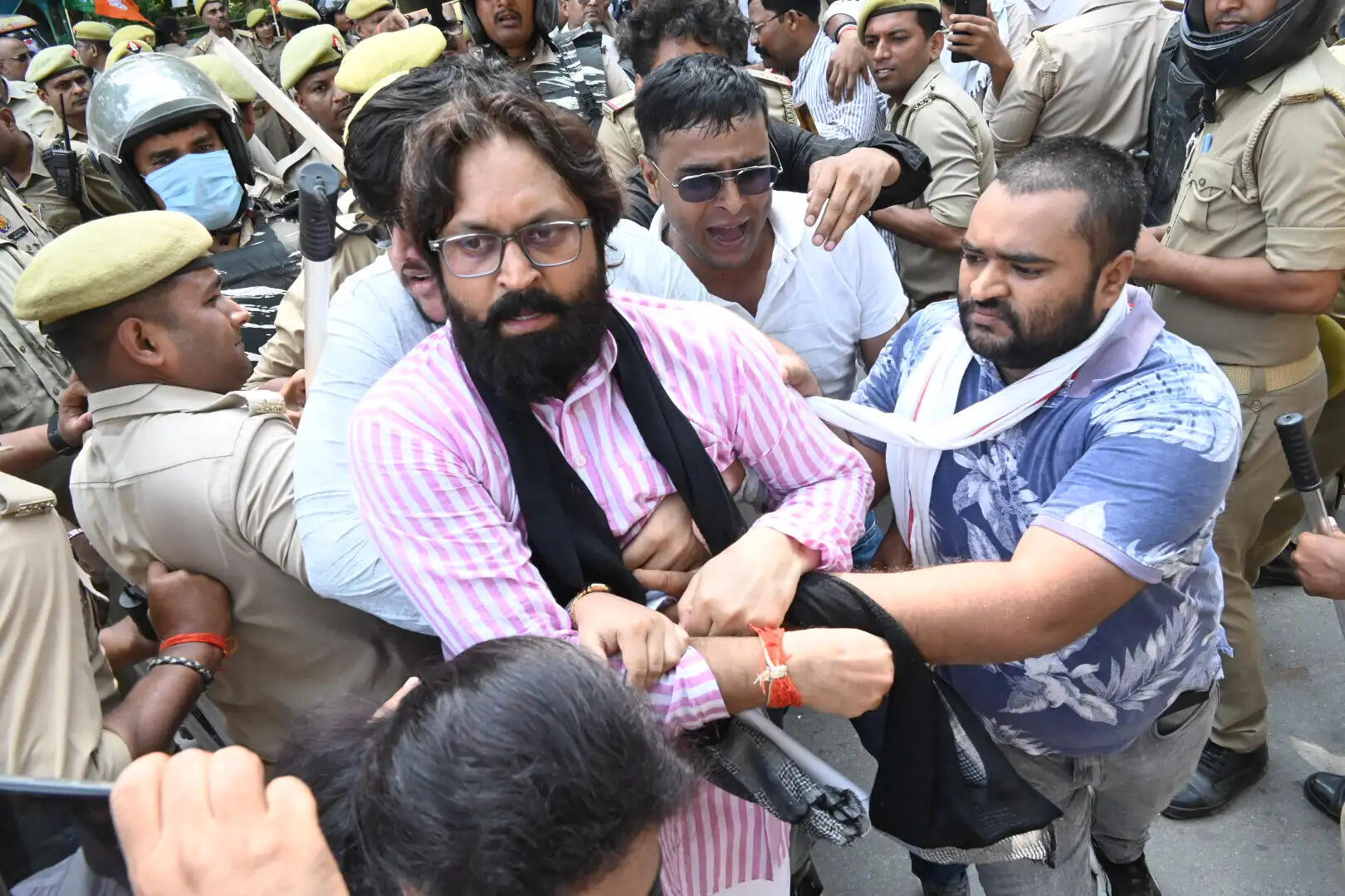  वाराणसी की हर महत्वपूर्ण खबर पढ़ने के लिए अभी फॉलो करें Live VNS का ऑफिशियल वाट्सऐप पेज 👇👇   https://whatsapp.com/channel/0029VaAPWex65yD2LWG35A25     Live VNS - भरोसा 1 दशक से लाखों बनारसियों का - बनारस की बात, बनारस के साथ  अपने शहर के लेकर देश-दुनिया, खेल, धर्म, आध्यात्म, राशिफल, पञ्चाङ्ग तथा फ़िल्म और व्यापार जगत की ताजा-तरीन खबरों को पढ़ने के लिए अभी डाउनलोड करें Live VNS का ऑफिशियल एंड्रॉएड ऐप।  http://play.google.com/store/apps/details?id=in.livevns.app.native