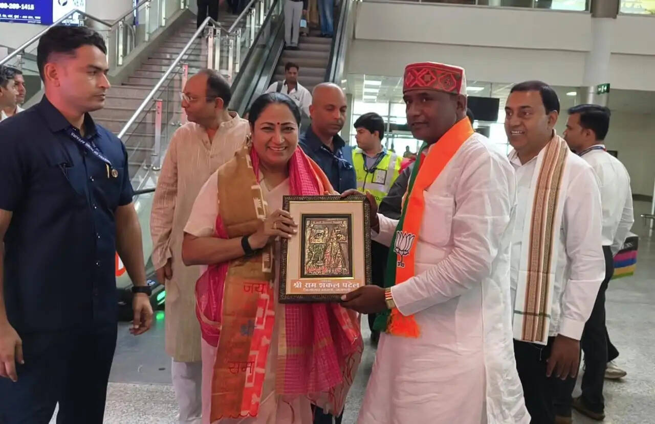 वाराणसी पहुंची दिल्ली की मुख्यमंत्री रेखा गुप्ता, बाबतपुर एयरपोर्ट पर भाजपा नेताओं ने किया भव्य स्वागत
