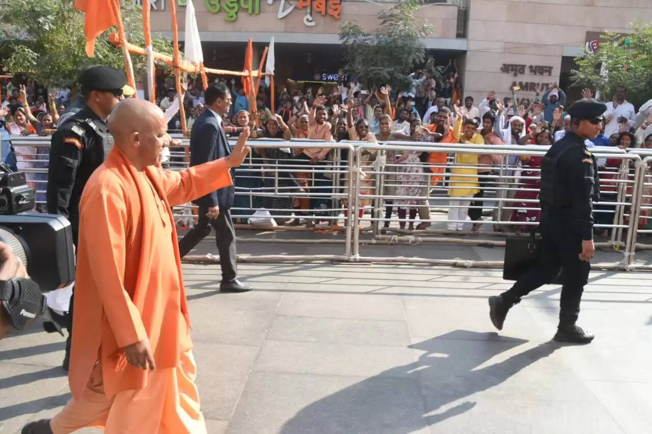 सीएम योगी ने श्री काशी विश्वनाथ धाम में किया दर्शन पूजन