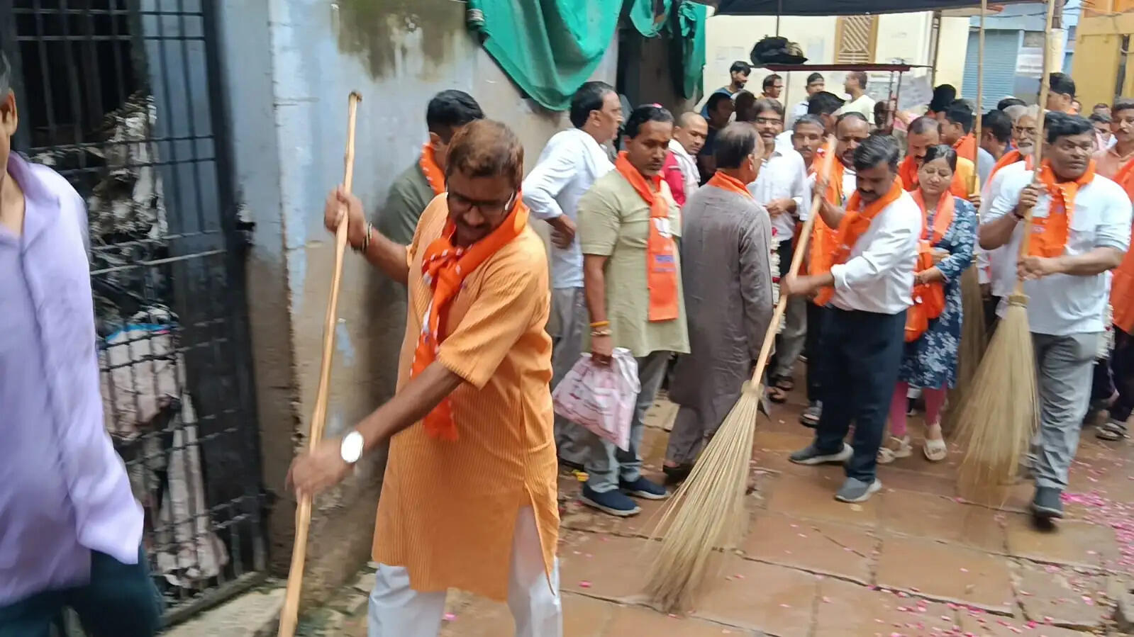 ​​​​​​​सीवर की समस्या देख भड़के विधायक नीलकंठ तिवारी, मंडलायुक्त से नगर आयुक्त तक को किया फोन