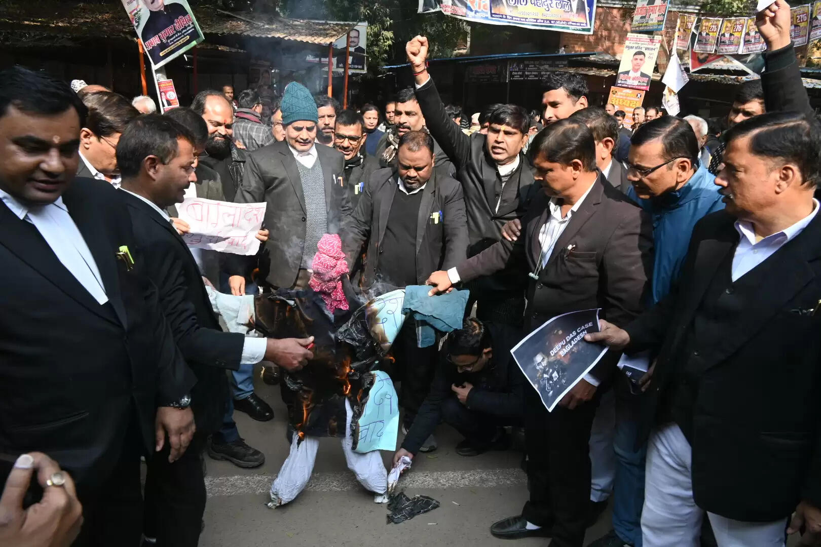 बांग्लादेश में हिंदुओं पर हो रहे अत्याचारों के खिलाफ देशभर में जारी विरोध प्रदर्शनों के क्रम में कचहरी परिसर