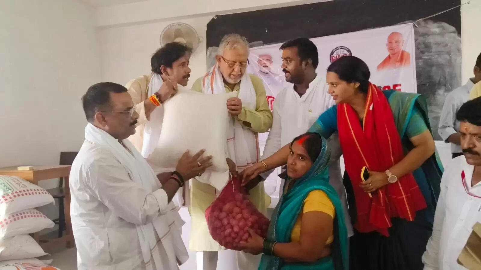 वाराणसी में बाढ़ प्रभावितों के बीच पहुंचे प्रभारी मंत्री सुरेश खन्ना, राहत कार्यों का लिया जायजा