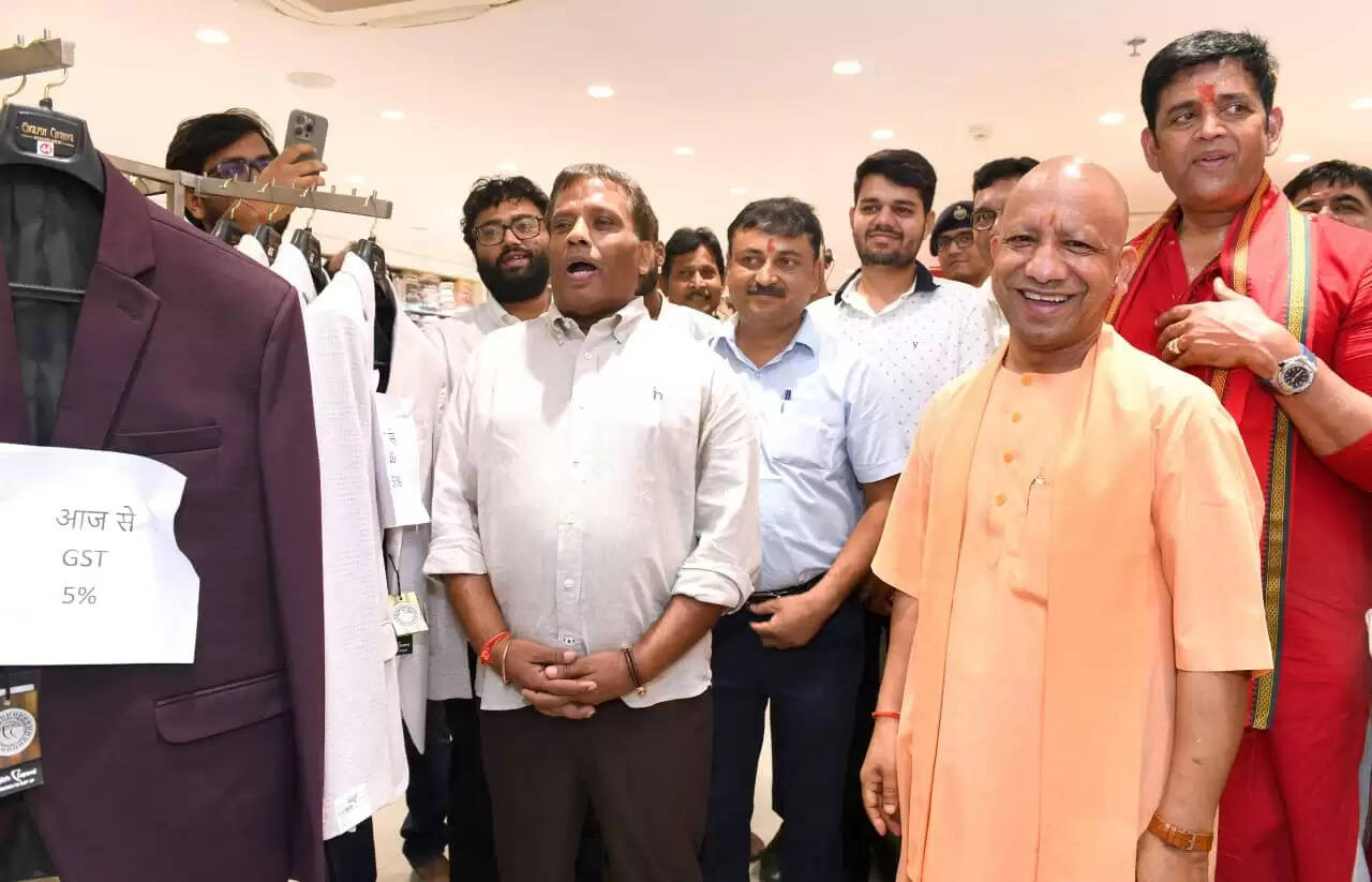 पैदल चल व्यापारियों व ग्राहकों से मिले सीएम, कहा-जीएसटी सुधार पर जताएं मोदी सरकार का आभार