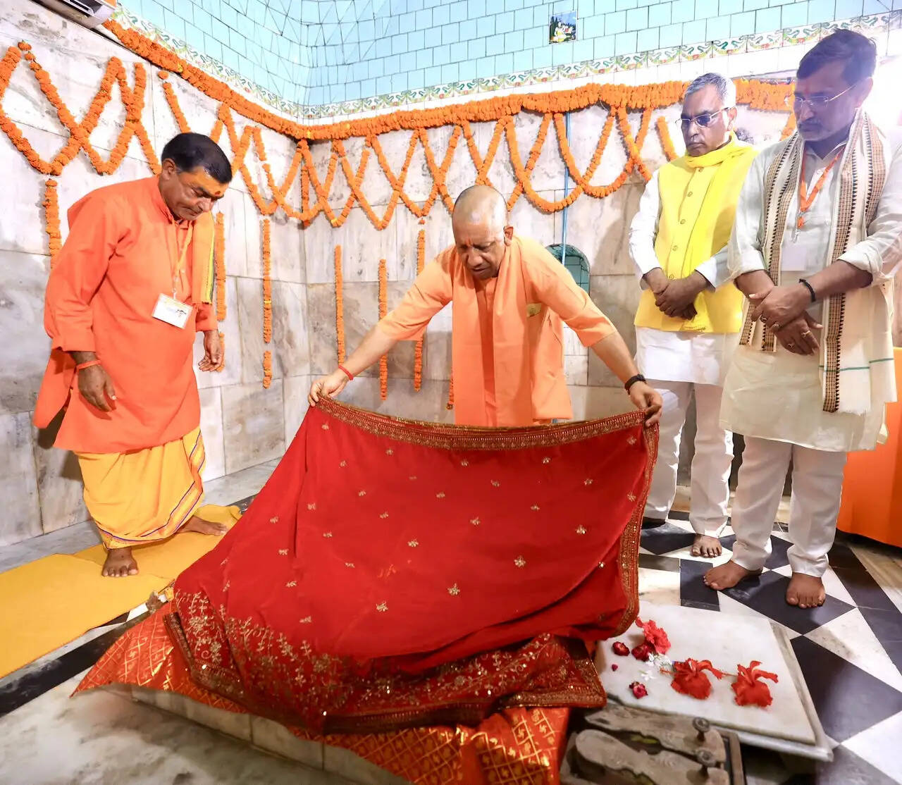 सीएम योगी ने विभिन्न योजनाओं के लाभार्थियों को चेक, प्रमाण पत्र और सांकेतिक चाबियां सौंपी
