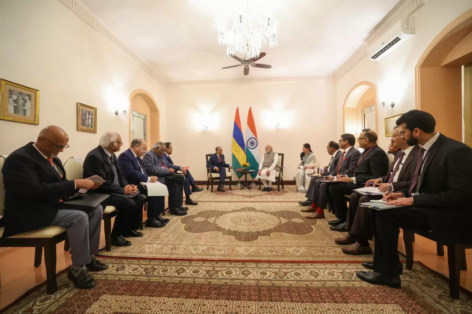 काशी में मोदी का भव्य स्वागतदेखिये तस्वीरें