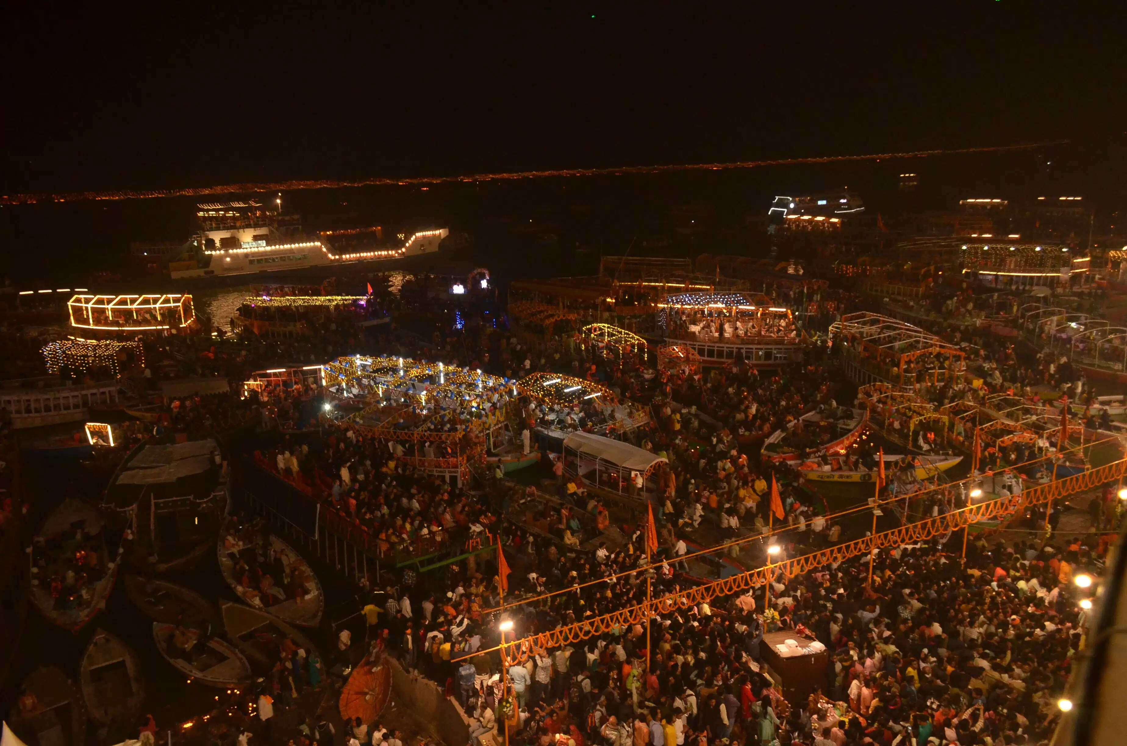 देव दीपावली पर काशी के विश्व प्रसिद्ध दशाश्वमेध घाट की छटा अलौकिक होगी। 51 हजार दीपों और 21 क्विंटल फूल से घाट की भव्य सजावट की जाएगी। पहली बार मां गंगा की महाआरती का लाइव प्रसारण गंगा सेवा निधि के यूट्यूब चैनल पर किया जाएगा। ऐसे में इस बार घर बैठे लोग काशी की देव दीपावली देख सकते हैं।&nbsp;