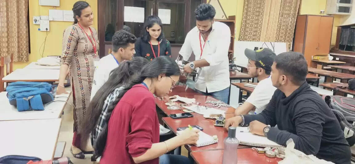 Four-day scrap art workshop started in the Faculty of Visual Arts