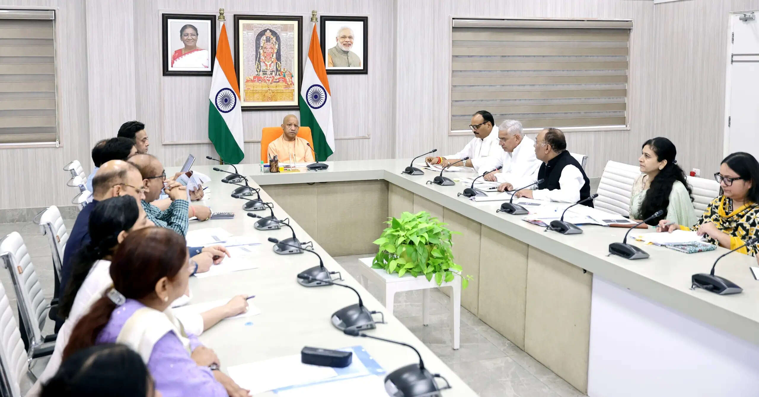 बाढ़ प्रभावितों के साथ खड़ी योगी सरकार, राहत अभियानों के तहत 3.36 लाख लंच पैकेट वितरित