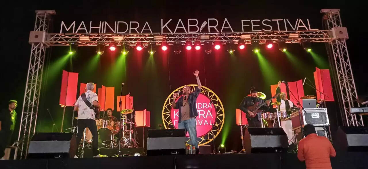 कबीर के शब्दों और सुरों से सजे महिंद्रा कबीरा फ़ेस्टिवल का यादगार समापन 21 दिसंबर 2025 को वाराणसी में हुआ। ढाई दिनों तक चले इस गहन सांस्कृतिक आयोजन में 15वीं सदी के रहस्यवादी कवि कबीर के जीवन, दर्शन और आज के समय में उनकी प्रासंगिकता का उत्सव मनाया गया। महिंद्रा समूह द्वारा स्थापित और टीमवर्क आर्ट्स द्वारा निर्मित इस फ़ेस्टिवल ने एक बार फिर शहर के ऐतिहासिक घाटों और विरासत स्थलों को संगीत, संवाद और आत्मचिंतन के जीते-जागते केंद्रों में बदल दिया।