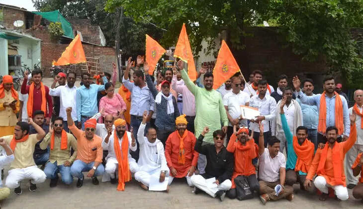 Vishwa Hindu Parishad and Bajrang Dal recited Hanuman Chalisa at Shastri Ghat