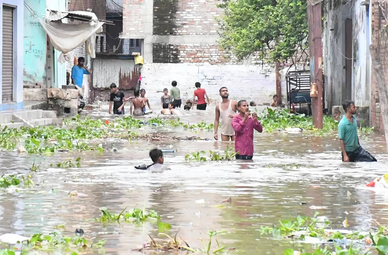 वाराणसी। पतितपावनी मां गंगा काशी में इस समय अपने रौद्र रूप में हैं। बनारस में गंगा का जलस्तर खतरे के निशान से ऊपर पहुंच चुका है। इसके चलते वरूणा भी उफान पर है। शहर के कई इलाके और गांव बाढ़ की चपेट में आ चुके हैं। सड़कें और गलियों में गाड़ी-मोटर की जगह नावें दौड़ रही हैं। वहीं हजारों लोग घर छोड़कर पलायन को विवश हो गए हैं। तस्वीरों में देखिये बनारस में बाढ़ के हालात.....।