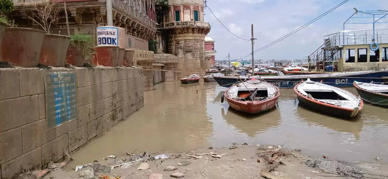 वाराणसी के अस्सी घाट पर गंगा नदी का जलस्तर इन दिनों तेजी से बढ़ रहा है। बढ़ते जलस्तर के कारण श्रद्धालुओं और स्थानीय निवासियों की सुरक्षा सुनिश्चित करने के लिए शासन और प्रशासन ने घाटों पर अतिरिक्त सुरक्षा और निगरानी व्यवस्था को और मजबूत कर दिया है।