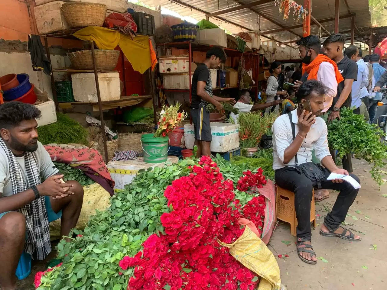 flower market in varanasi