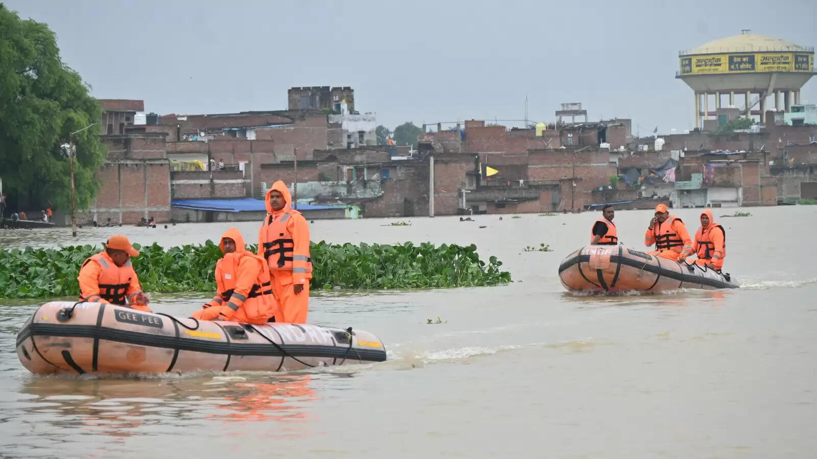 Varanasi flood : बनारस में बाढ़ की आफत, सड़कें और कॉलोनियां पानी-पानी, तस्वीरों में देखिये हालात