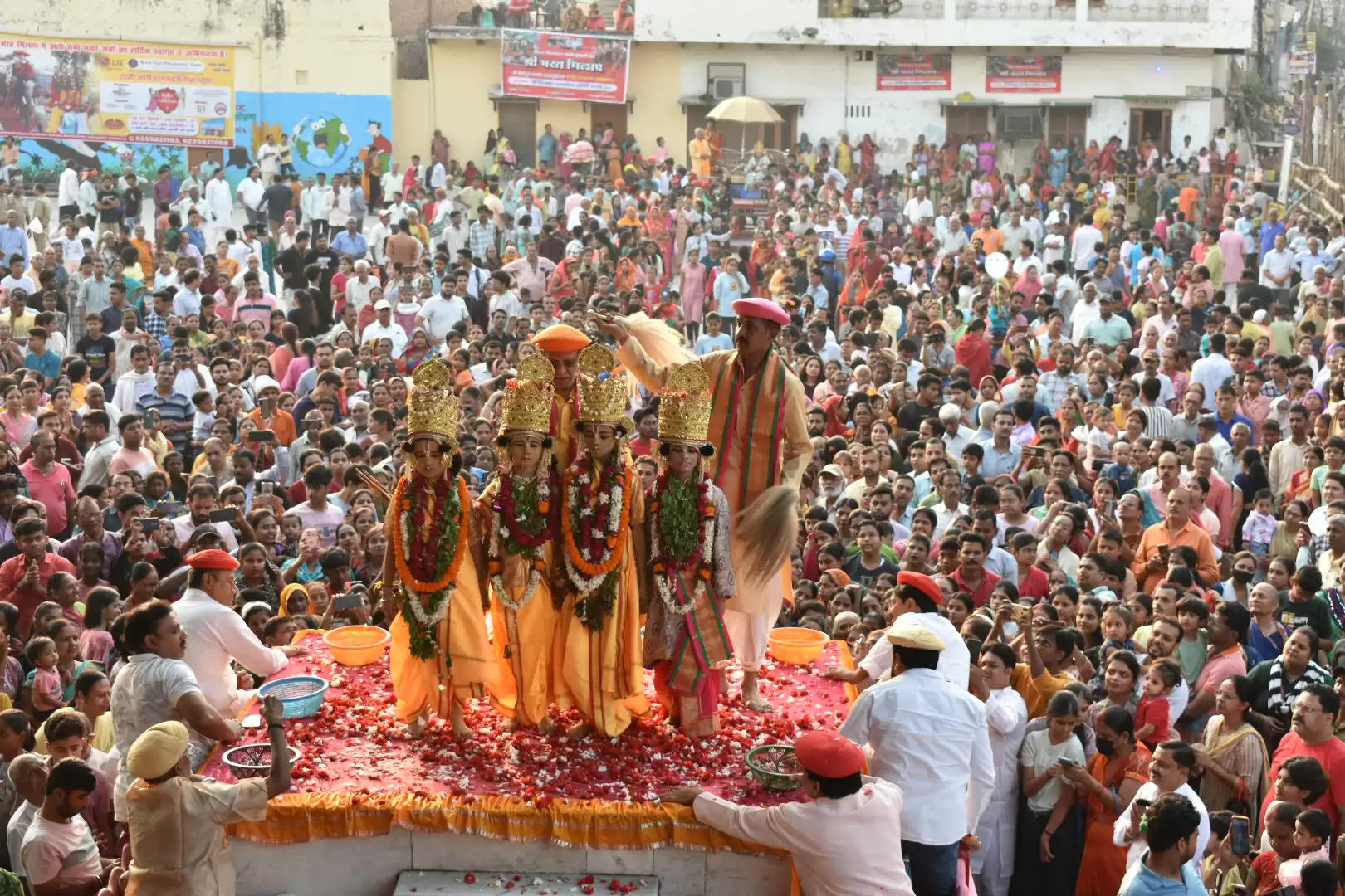 नाटी इमली के ऐतिहासिक मैदान में दूसरे दिन भी हुआ चारों भाइयों का मिलन, 527 वर्षों की परंपरा का साक्षी है मौनी बाबा आश्रम का भरत मिलाप