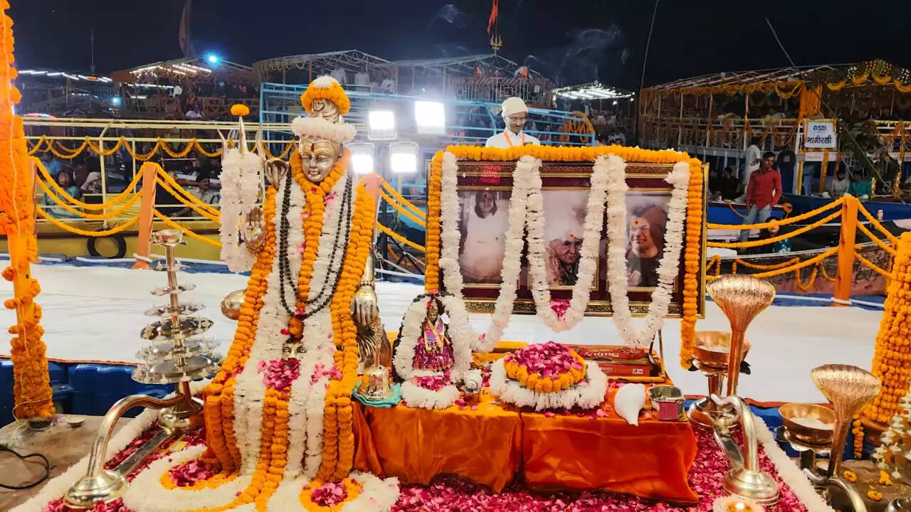 ऑपरेशन सिंदूर को समर्पित रही मां गंगा की महाआरती, 51 हजार दीपों की आभा से जगमगाया दशाश्वमेध घाट, आध्यात्म और राष्ट्रभक्ति का दिखा संगम