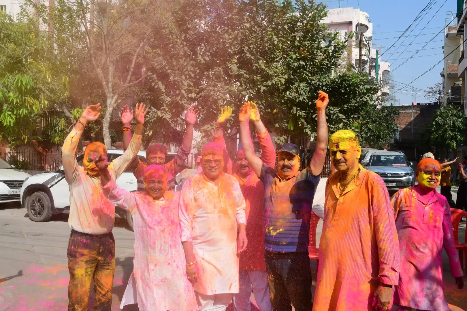 होली के रंग में रंगी काशी, जमकर उड़े रंग-गुलाल, तस्वीरों में दिखा गलियों से घाटों तक उल्सास...