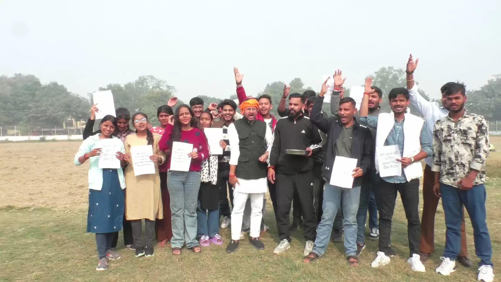 लखनऊ में छाया जबरदस्त कोहरा कोहरे के कारण मैच को शुरू होने में देरी 7:30 बजे होगा इंस्पेक्शन उसके बाद होगा टॉस इकाना स्टेडियम में भारत और दक्षिण अफ्रीका के बीच चौथा T20 मुकाबला क्रिकेट प्रेमियों में निराशा जबरदस्त कोहरे के कारण विजिबिलिटी हुई कम