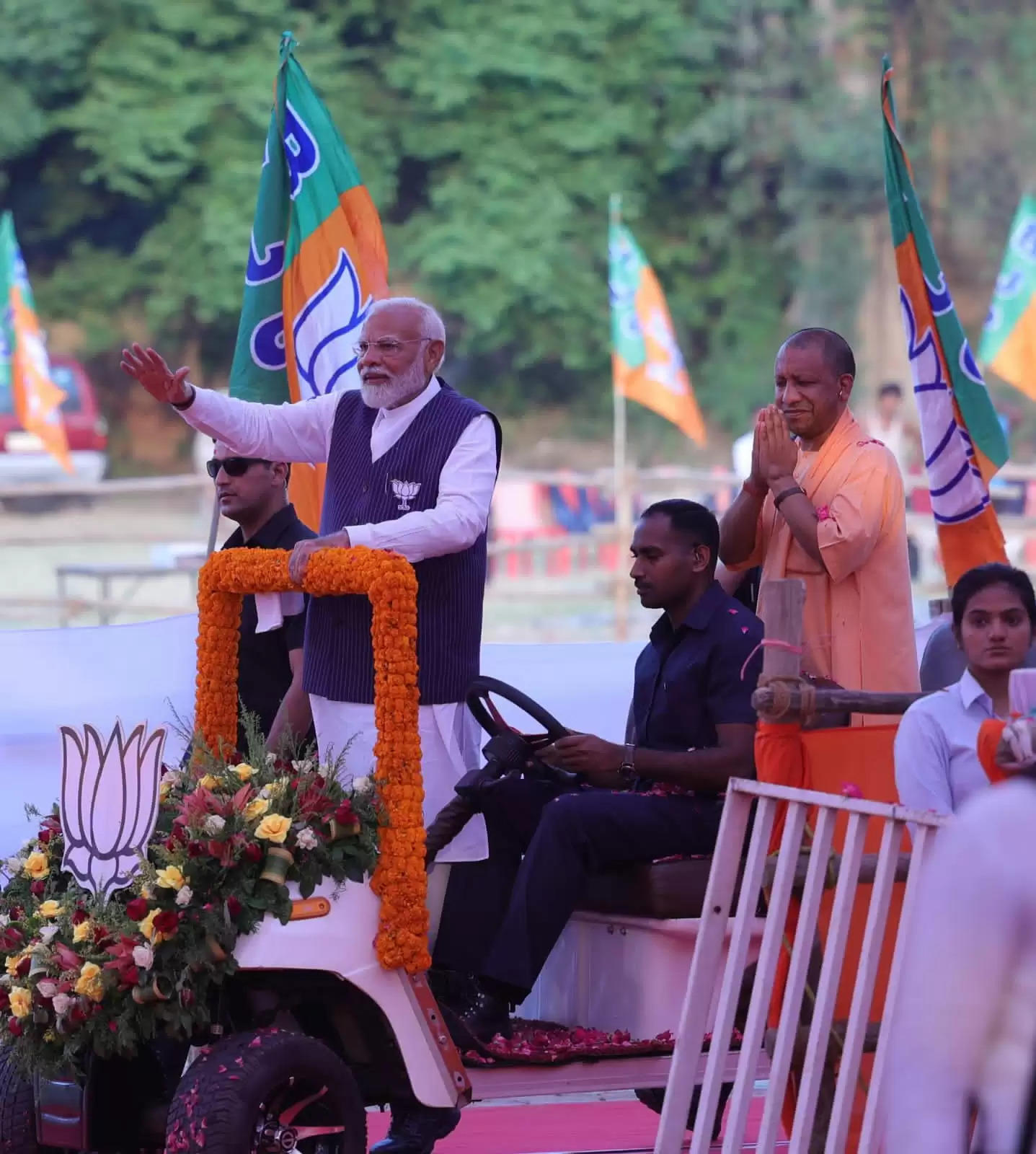 सीएम योगी ने काशीपुराधिपति के दरबार में लगाई हाजिरी, बाबा कालभैरव का लिया आशीर्वाद