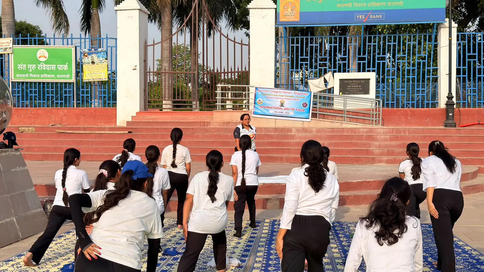 रविदास घाट पर सनबीम कॉलेज की स्वयंसेविकाओं ने किया योगाभ्यास, स्वस्थ जीवनशैली अपनाने का लिया संकल्प