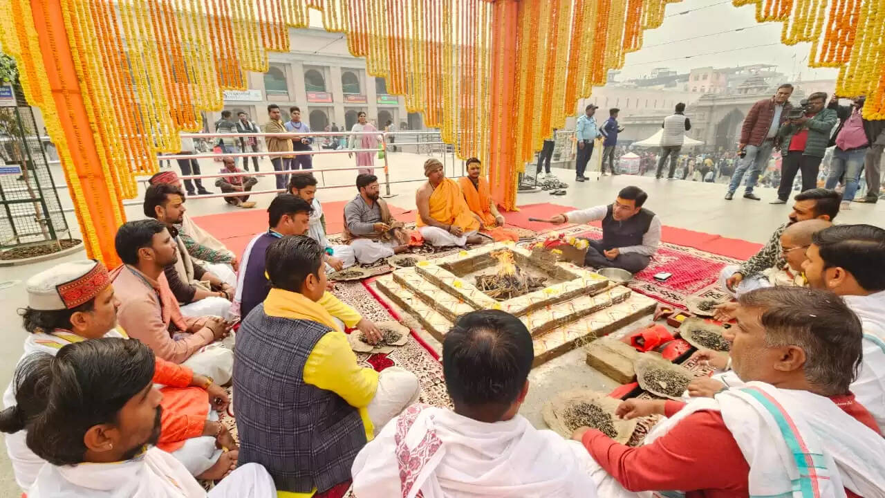 श्री काशी विश्वनाथ धाम के नवीनीकरण की चौथी वर्षगांठ के शुभ अवसर पर शनिवार को विशेष धार्मिक अनुष्ठान का आयोजन किया गया। धाम परिसर में आयोजित इस कार्यक्रम में मंदिर न्यास की ओर से डिप्टी कलेक्टर श्री शंभु शरण ने वैदिक मंत्रोच्चार के साथ हवन–पूजन संपन्न कराया। यह अनुष्ठान 11 वैदिक शास्त्रियों की उपस्थिति में पूर्ण वैदिक विधि से आयोजित किया गया।