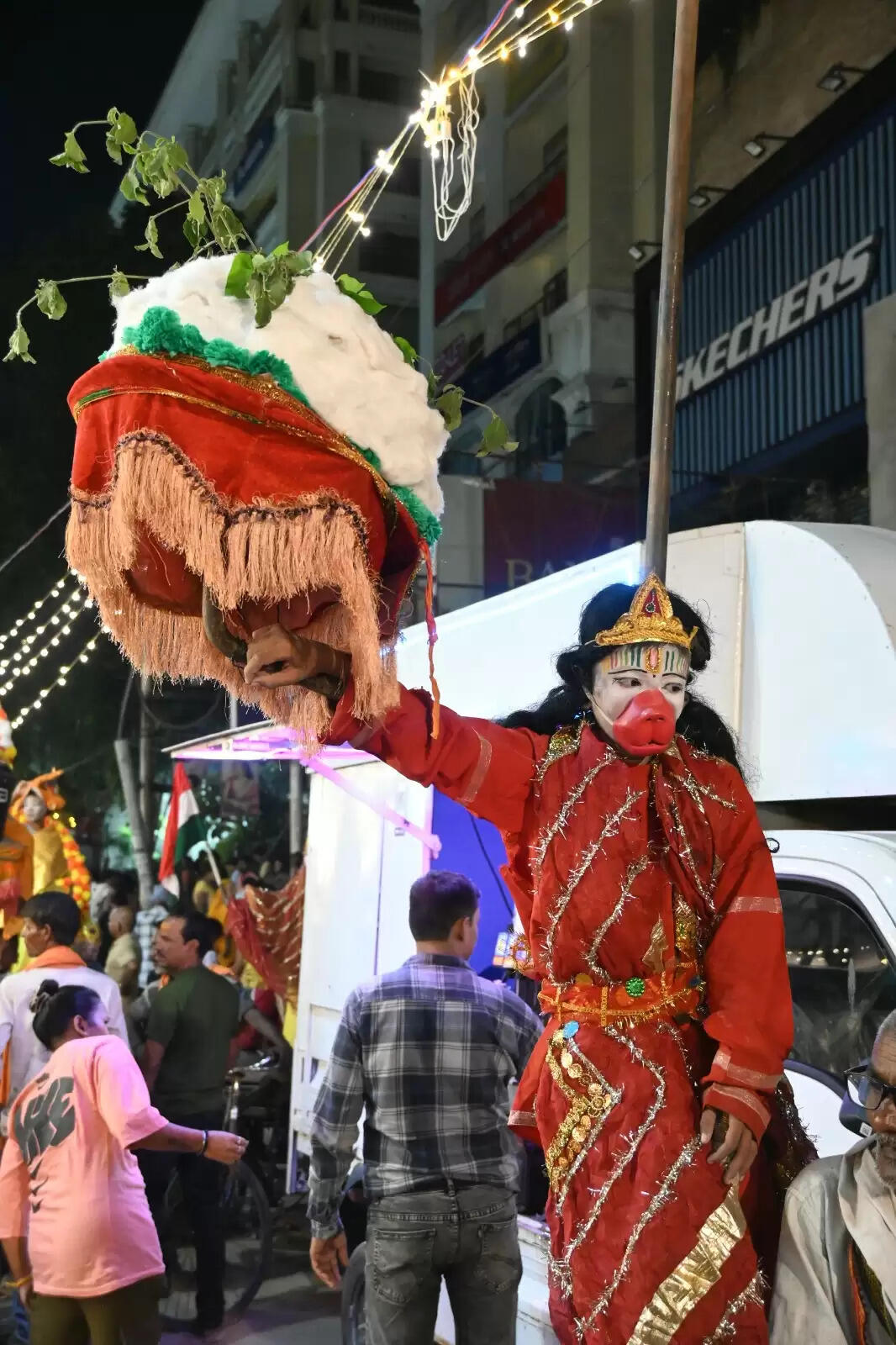 चेतगंज की विश्व प्रसिद्ध नक्क्टैया का आयोजन शुक्रवार की रात किया गया। नक्कटैया में देश भर से आए लाग विमान शामिल हुए। इसमें तरह-तरह की झाकियों ने लोगों का मन मोह लिया। पहलगाम हमले के बाद पाकिस्तान के खिलाफ भारत के ऑपरेशन सिंदूर की झांकी ने लोगों का ध्यान खींचा।