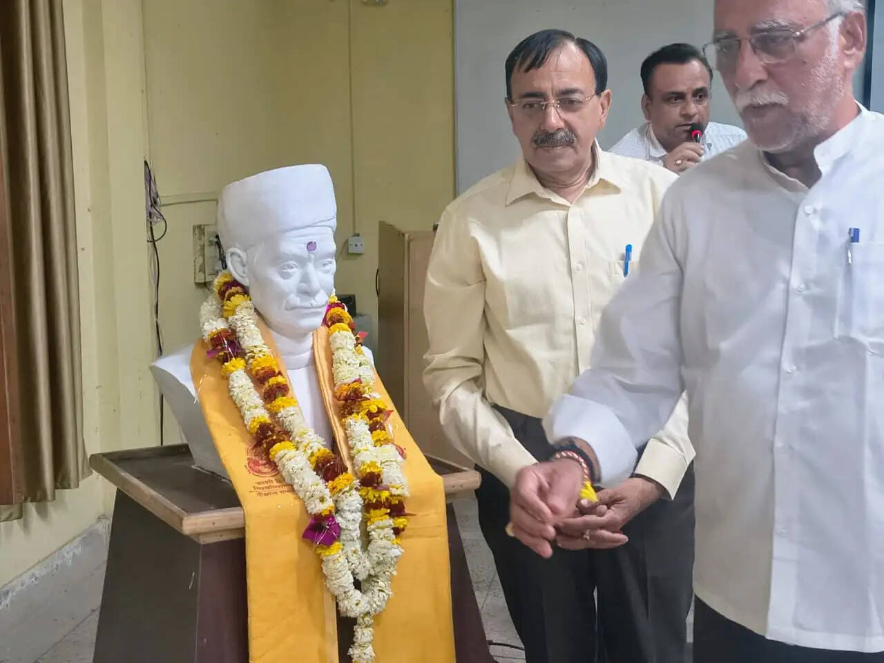 वाराणसी। काशी हिन्दू विश्वविद्यालय (BHU) में विश्व रंगमंच दिवस (27 मार्च) की पूर्व संध्या पर एक महत्वपूर्ण संगोष्ठी का आयोजन किया गया। यह कार्यक्रम सामाजिक विज्ञान संकाय स्थित समन्वित ग्रामीण विकास केन्द्र और अनुकृति रंगमण्डल, वाराणसी के संयुक्त तत्वावधान में आयोजित हुआ। संगोष्ठी का विषय था – “ग्रामीण विकास में रंगमंच की भूमिका”।