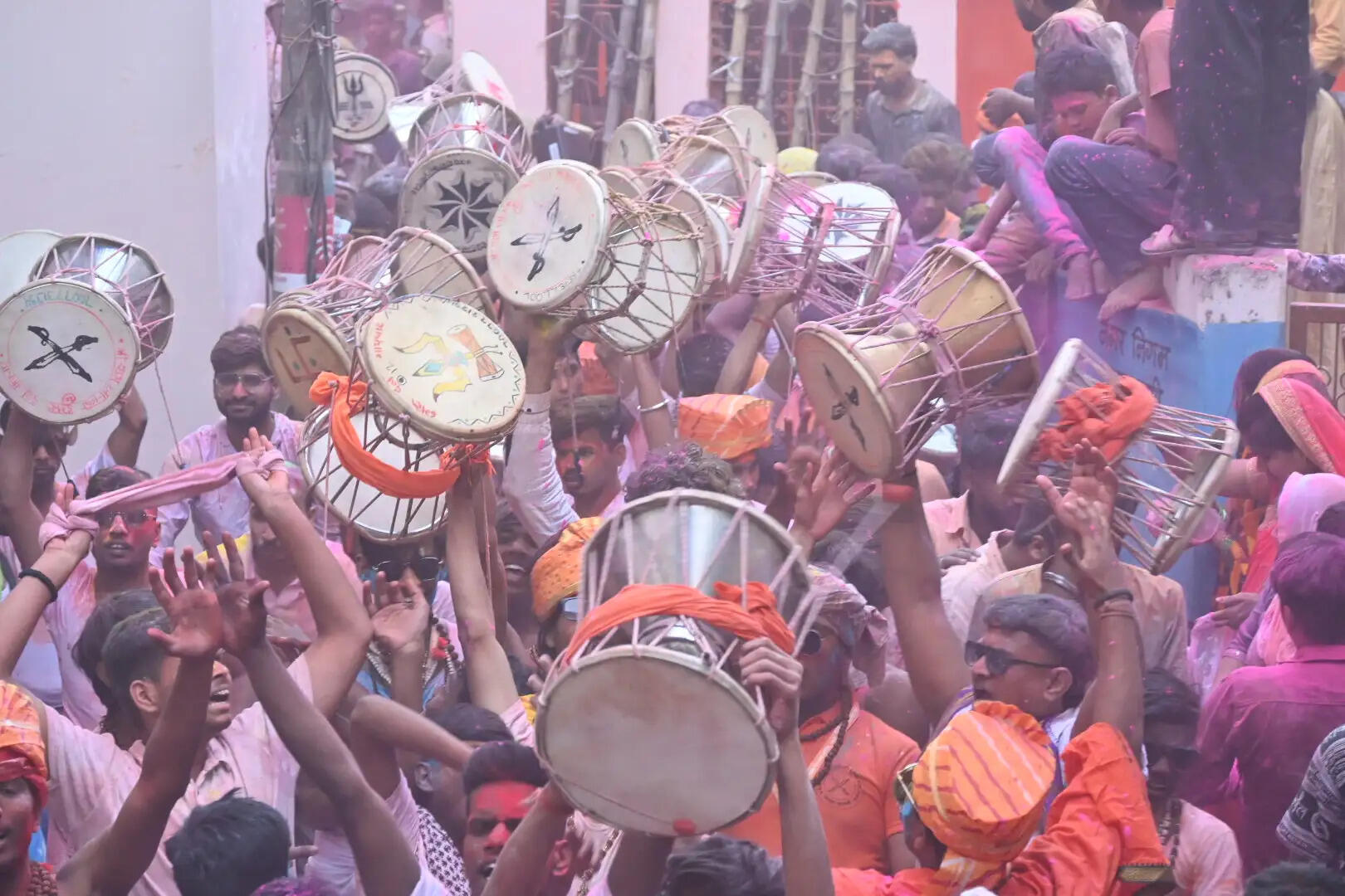 देखें तस्वीरें और वीडियो