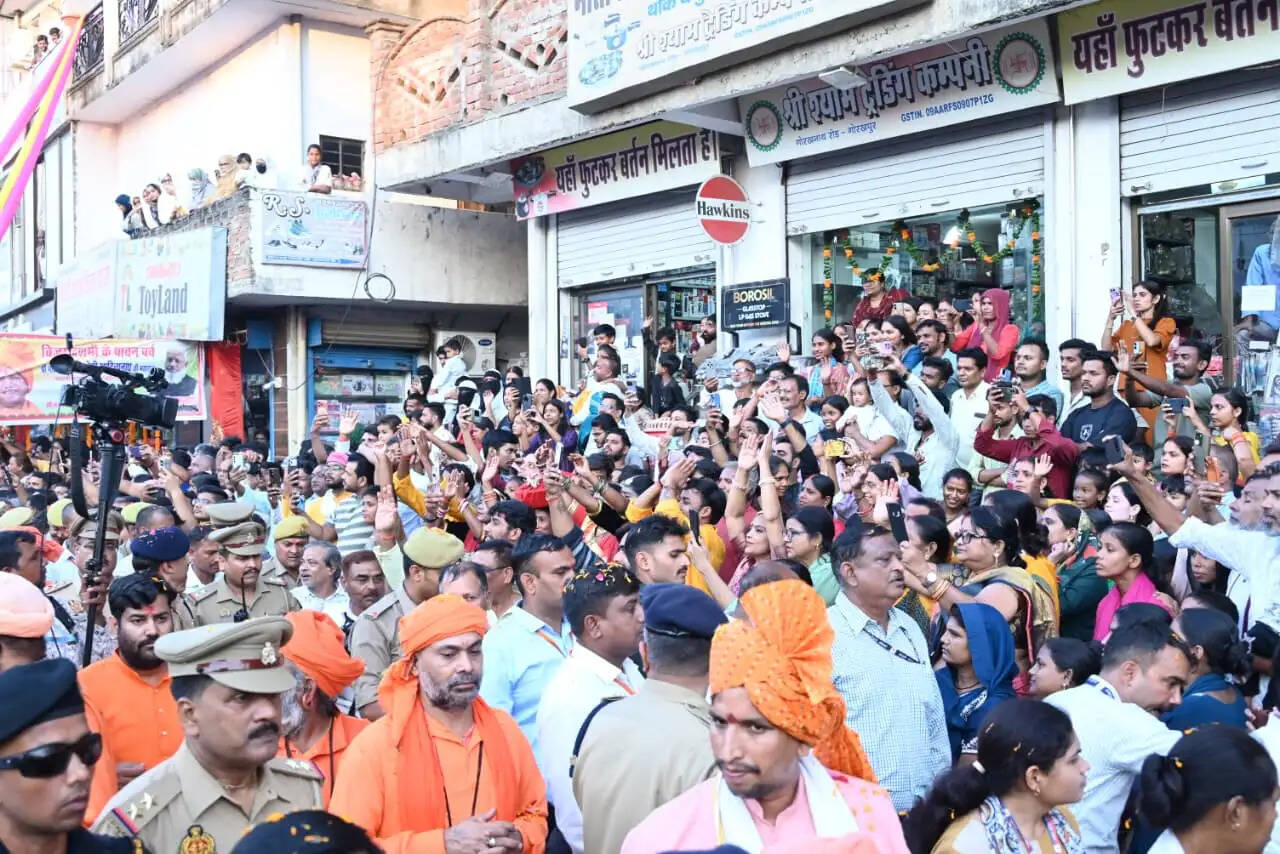 विजयादशमी पर गोरक्षपीठाधीश्वर ने किया महायोगी गोरखनाथ का विशिष्ट पूजन, लोक कल्याण की प्रार्थना की