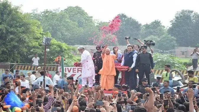 श्रद्धा के सम्मान में योगी सरकार कांवड़ियों पर करेगी हेलीकॉप्टर से पुष्पवर्षा