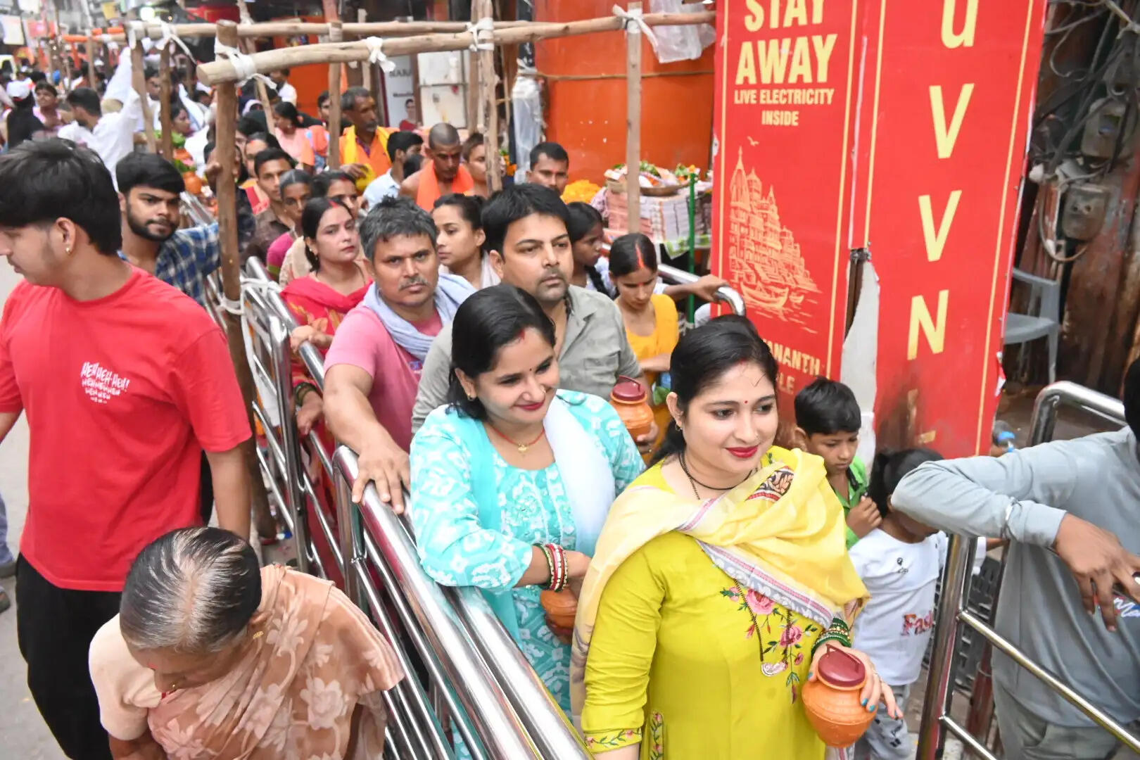 वाराणसी। कोतवाली थाना अंतर्गत मैदागिन क्षेत्र में सावन के दिन डीजे पर समाजवादी पार्टी का गाना लगाकर जमकर नाचे लोग