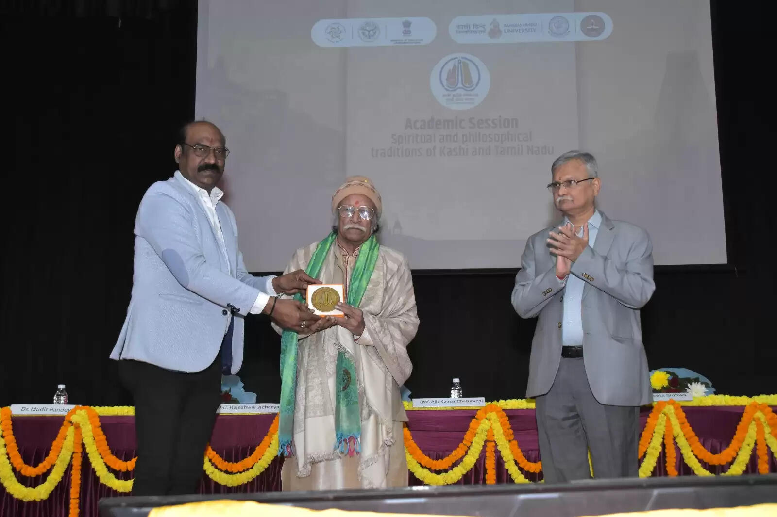 काशी तमिल संगमम् 4.0 के तहत बीएचयू में आज एक विशेष शैक्षणिक सत्र का आयोजन किया गया, जिसमें काशी और तमिलनाडु की आध्यात्मिक एवं दार्शनिक परंपराओं पर विस्तार से चर्चा हुई। कार्यक्रम बीएचयू के शिक्षा संकाय, कमच्छा में आयोजित हुआ। इसमें तमिलनाडु से आए शिक्षण और शिक्षा क्षेत्र के प्रतिनिधियों ने भाग लिया। सभी वक्ताओं ने कहा कि काशी एक ऐसी भूमि है जो सभी को अपनाती है और यहाँ आने वाला व्यक्ति आत्मिक शांति व आनंद का अनुभव करता है।