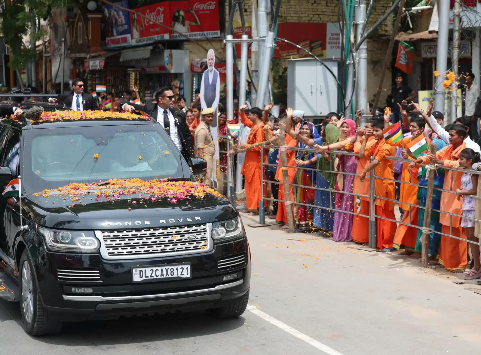 काशी में मोदी का भव्य स्वागतदेखिये तस्वीरें