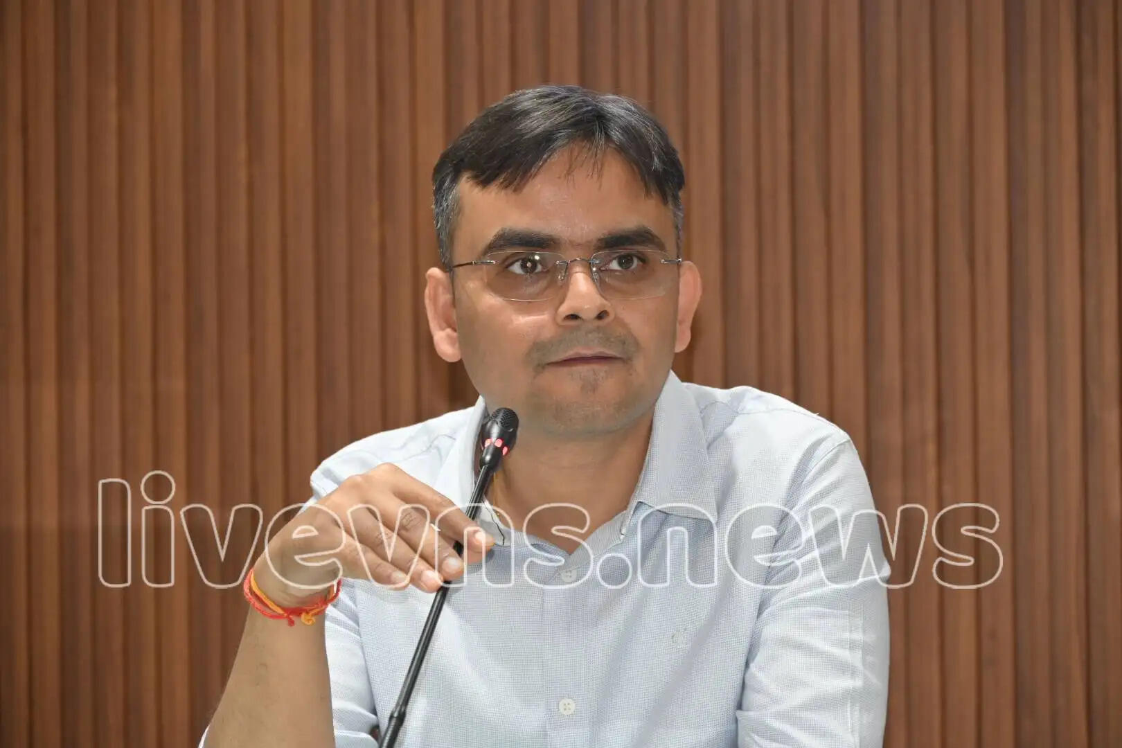 पहली प्रेस कॉन्फ्रेंस में बनारस के एक-एक मुद्दे पर नये डीएम ने की चर्चा, कहा- नशेड़ियों से मुक्त होंगे गंगा के घाट, ट्रैफिक जाम पर कही ये बात https://livevns.news/Varanasi/in-the-first-press-conference-the-new-dm-discussed-every/cid16608910.htm