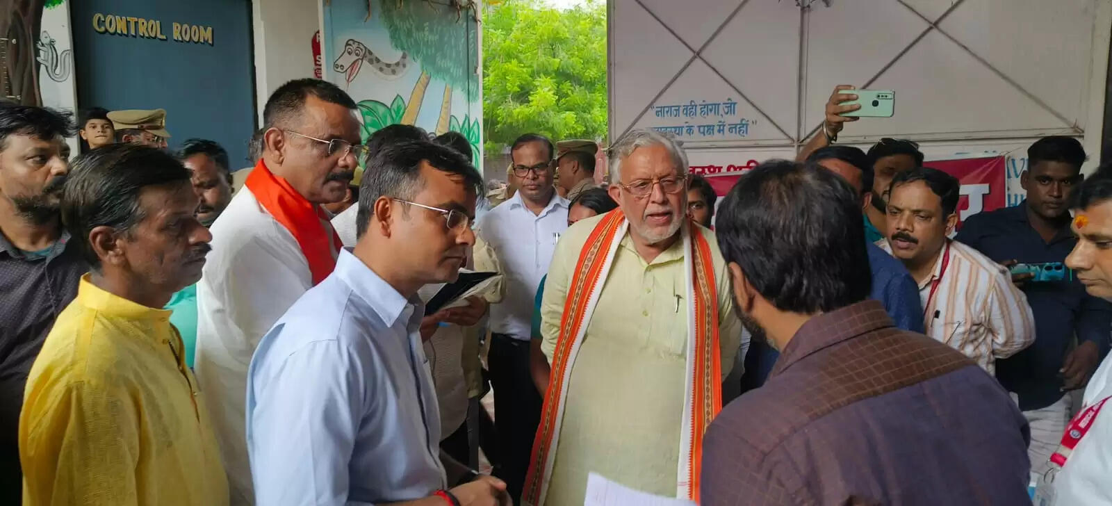 वाराणसी में बाढ़ प्रभावितों के बीच पहुंचे प्रभारी मंत्री सुरेश खन्ना, राहत कार्यों का लिया जायजा