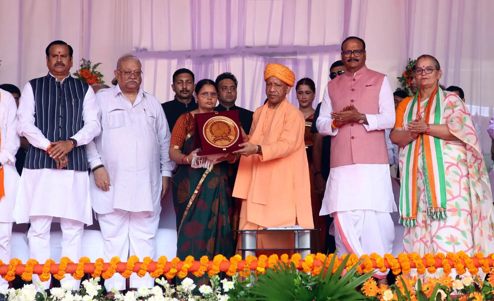 सीएम योगी ने किया बलिदानी वीरों के परिजनों का सम्मान