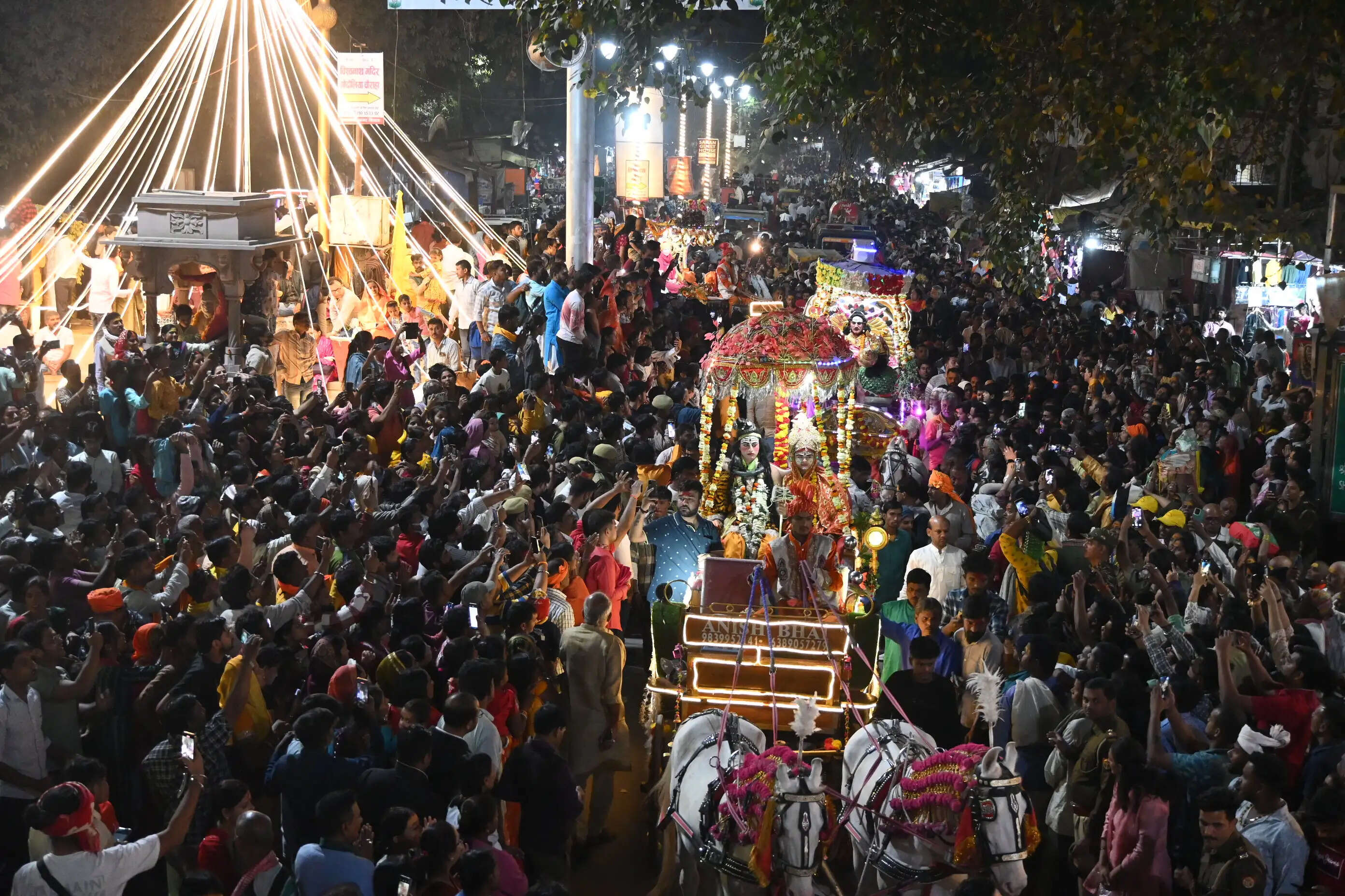 महाकुंभ में श्रद्धालुओं की सेवा संग रेलवे को खूब हुई कमाई, टिकटों से आया राजस्व, लखनऊ डीआरएम ने भविष्य की प्लानिंग बताई https://livevns.news/Top-Headlines/railways-earn-a-lot-of-money-with-the-service-of-devotees/cid16285118.htm वाराणसी की हर महत्वपूर्ण खबर पढ़ने के लिए अभी फॉलो करें Live VNS का ऑफिशियल वाट्सऐप पेज 👇👇 https://whatsapp.com/channel/0029VaAPWex65yD2LWG35A25 Live VNS - भरोसा 1 दशक से लाखों बनारसियों का - बनारस की बात, बनारस के साथ