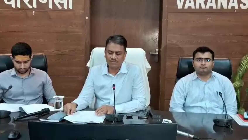 कार्तिक पूर्णिमा पर काशी के 84 घाट 15 लाख दीपों की रोशनी से जगमगा उठेंगे। मंडलायुक्त एस राजलिंगम ने इस बात की जानकारी देते हुए बताया कि विगत वर्षों की भांति इस वर्ष भी देव दीपावली का महापर्व काशी में उत्साह और उमंग के साथ मनाया जाएगा। इसे लेकर तैयारियों को अंतिम रूप दिया जा रहा है।