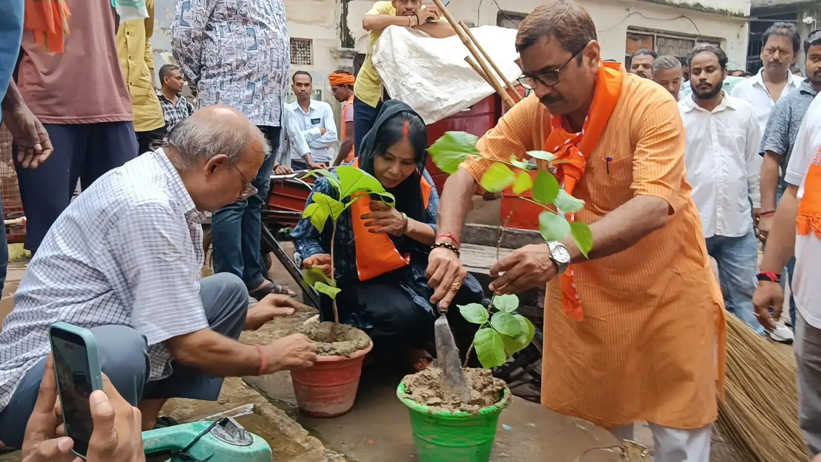 ​​​​​​​सीवर की समस्या देख भड़के विधायक नीलकंठ तिवारी, मंडलायुक्त से नगर आयुक्त तक को किया फोन
