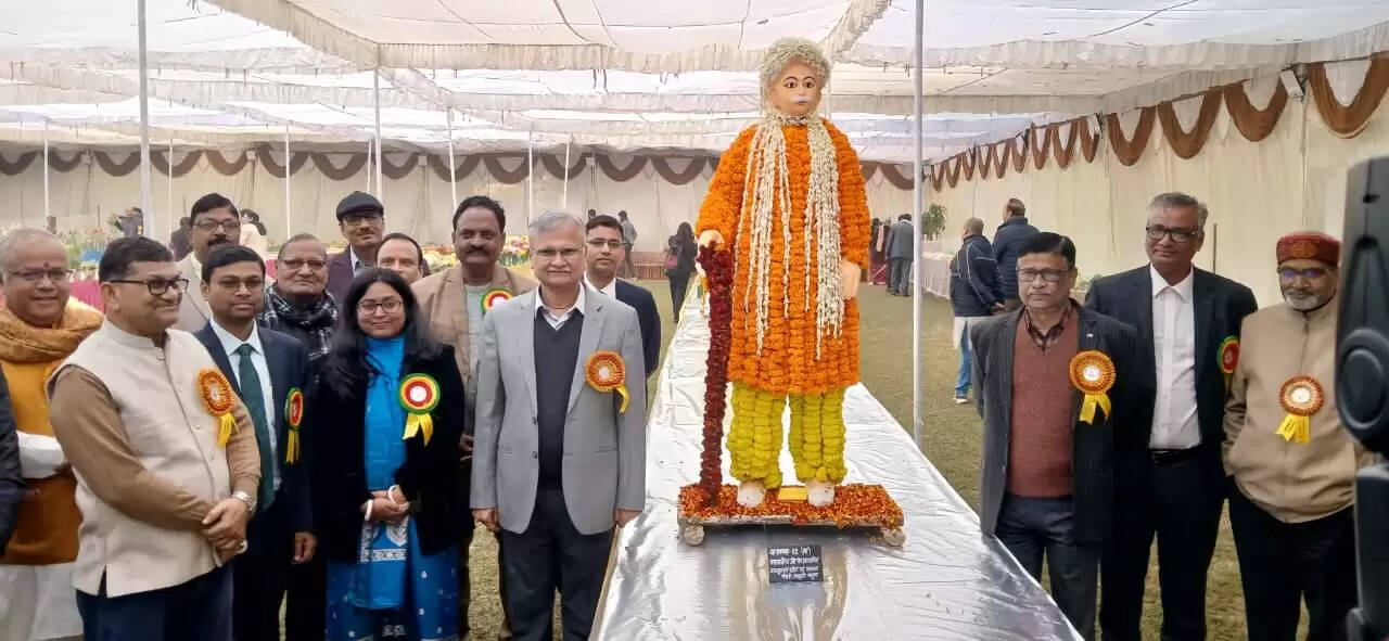  काशी हिंदू विश्वविद्यालय स्थित मालवीय भवन में गुरुवार को विश्वविद्यालय परिवार की ओर से महामना पंडित मदन मोहन मालवीय की जयंती के अवसर पर तीन दिवसीय भव्य पुष्प प्रदर्शनी का शुभारंभ हुआ। यह प्रदर्शनी न केवल बीएचयू की समृद्ध शैक्षणिक और सांस्कृतिक परंपरा को दर्शाती है, बल्कि विज्ञान, प्रकृति और आध्यात्मिकता के सुंदर समन्वय का भी जीवंत उदाहरण प्रस्तुत कर रही है।