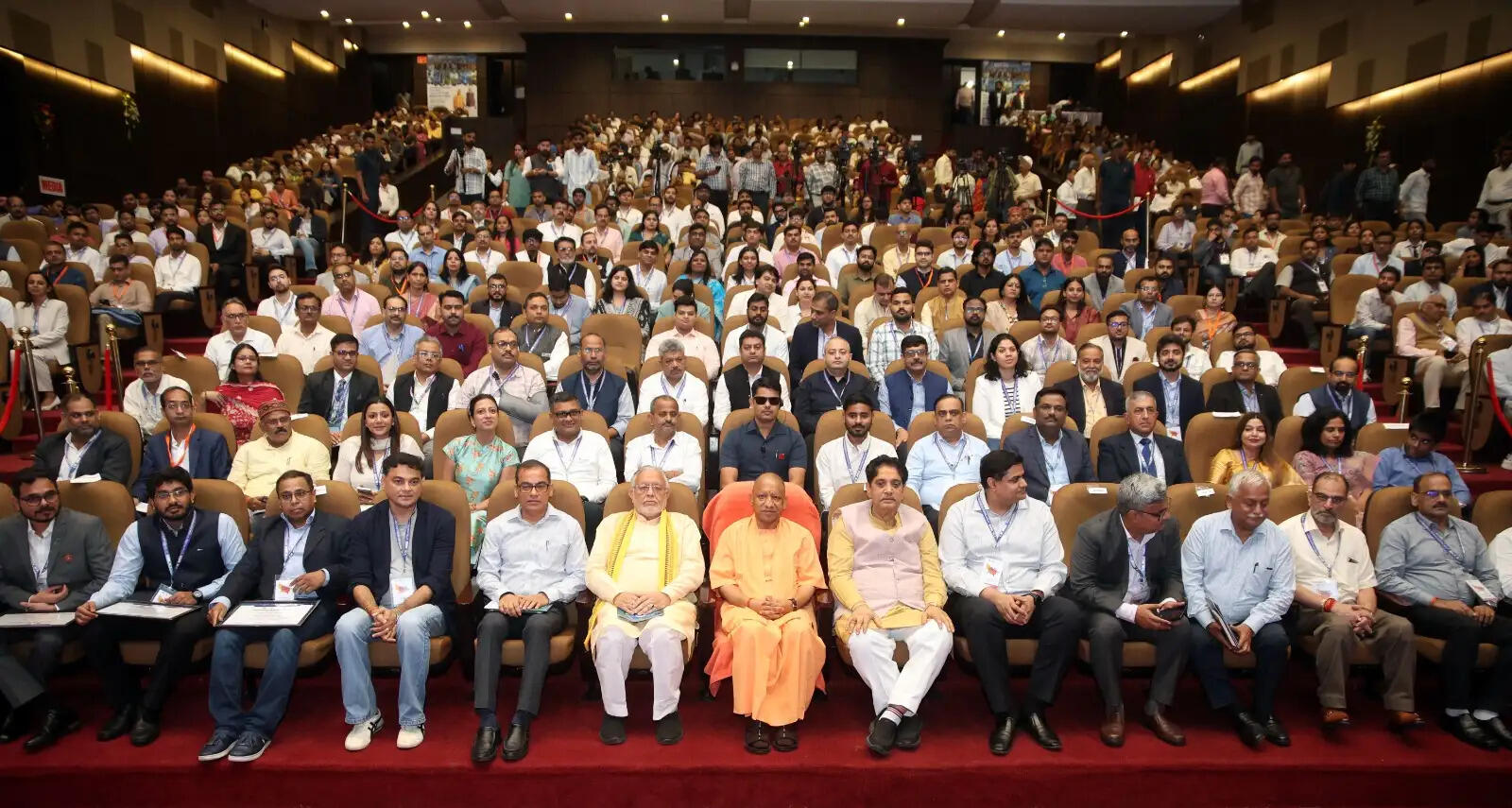 मुख्यमंत्री योगी ने प्रदेश के विकास में सहभागी उद्यमियों का किया सम्मान