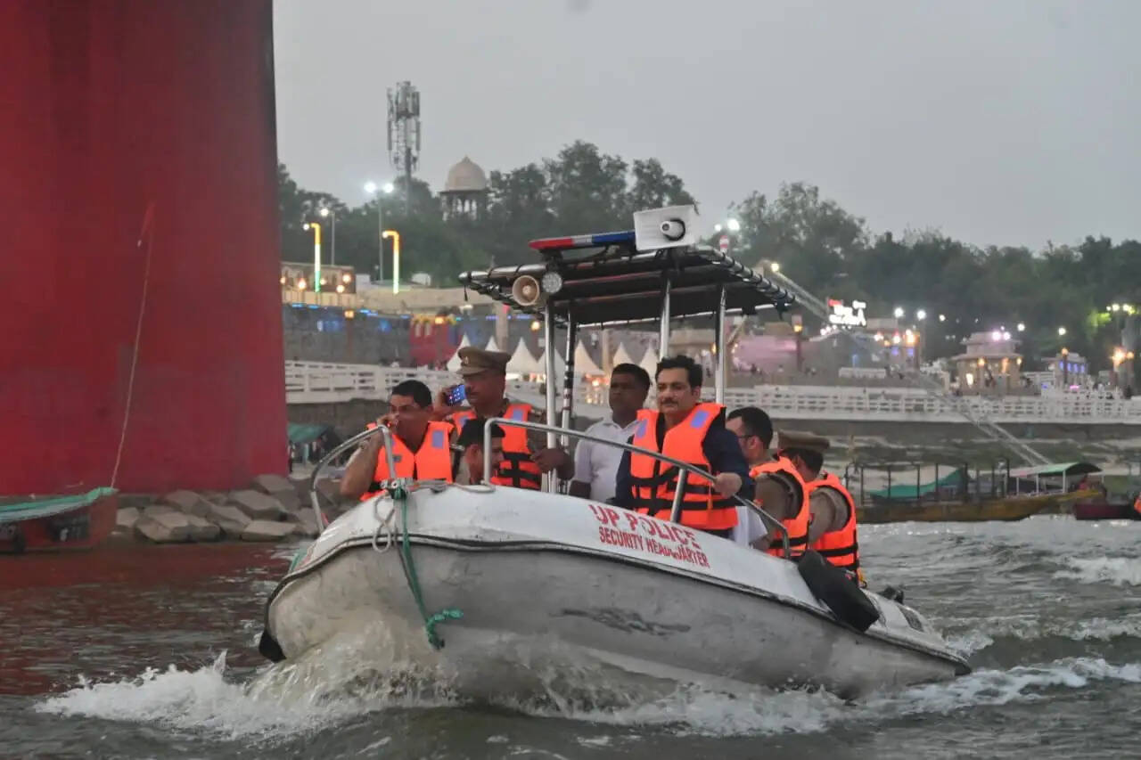 गंगा घाटों पर सुरक्षा का सख्त पहरा: पुलिस आयुक्त मोहित अग्रवाल ने किया पैदल गश्त, 58 नावें सीज़