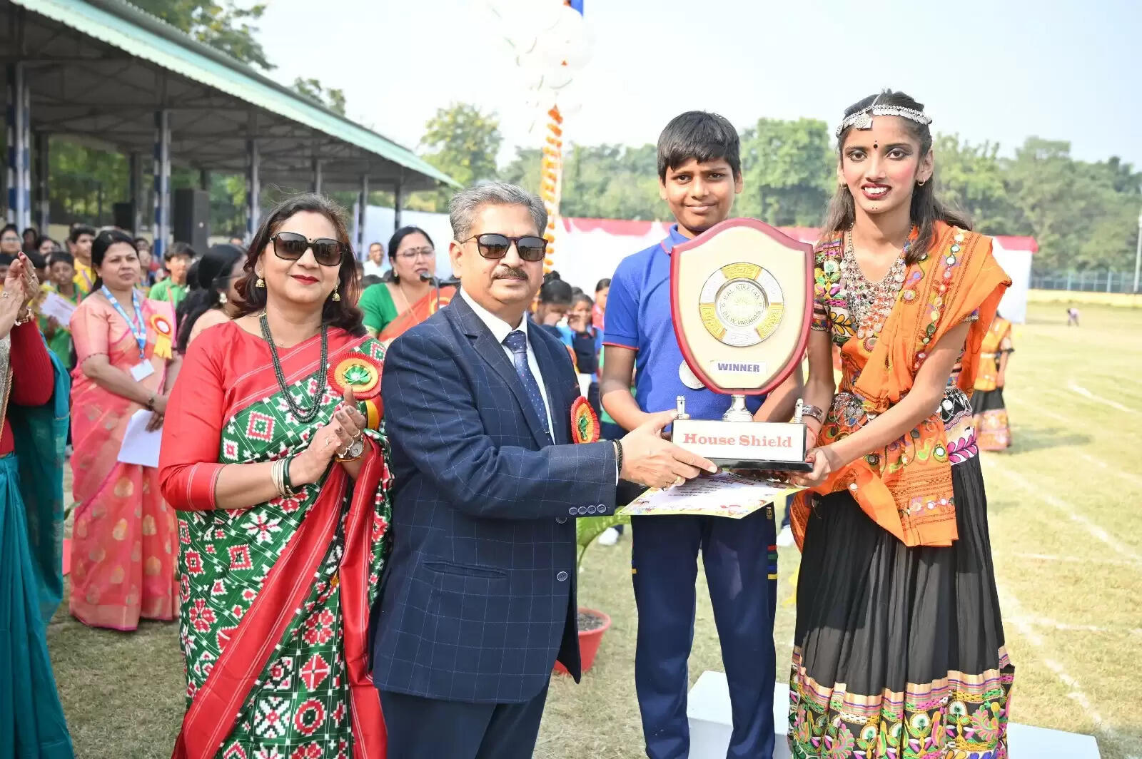  बनारस रेल इंजन कारखाना (BLW) महिला कल्याण संगठन द्वारा संचालित बाल निकेतन विद्यालय का वार्षिक खेल दिवस “खेल स्पंदन 2025-26” का भव्य आयोजन 29 नवम्बर 2025 को बरेका केंद्रीय खेलकूद मैदान में किया गया। कार्यक्रम की शुरुआत संगठन की अध्यक्षा एवं मुख्य अतिथि मोनिका श्रीवास्तव ने ध्वजारोहण और मशाल प्रज्ज्वलित कर की। इसके बाद विद्यालय की प्राचार्या रश्मि श्रीवास्तव ने स्वागत भाषण दिया।