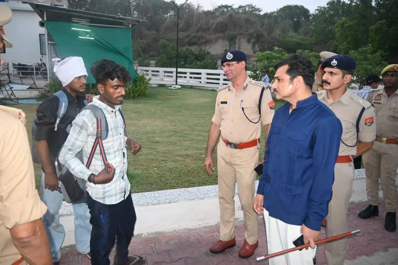 गंगा घाटों पर सुरक्षा का सख्त पहरा: पुलिस आयुक्त मोहित अग्रवाल ने किया पैदल गश्त, 58 नावें सीज़