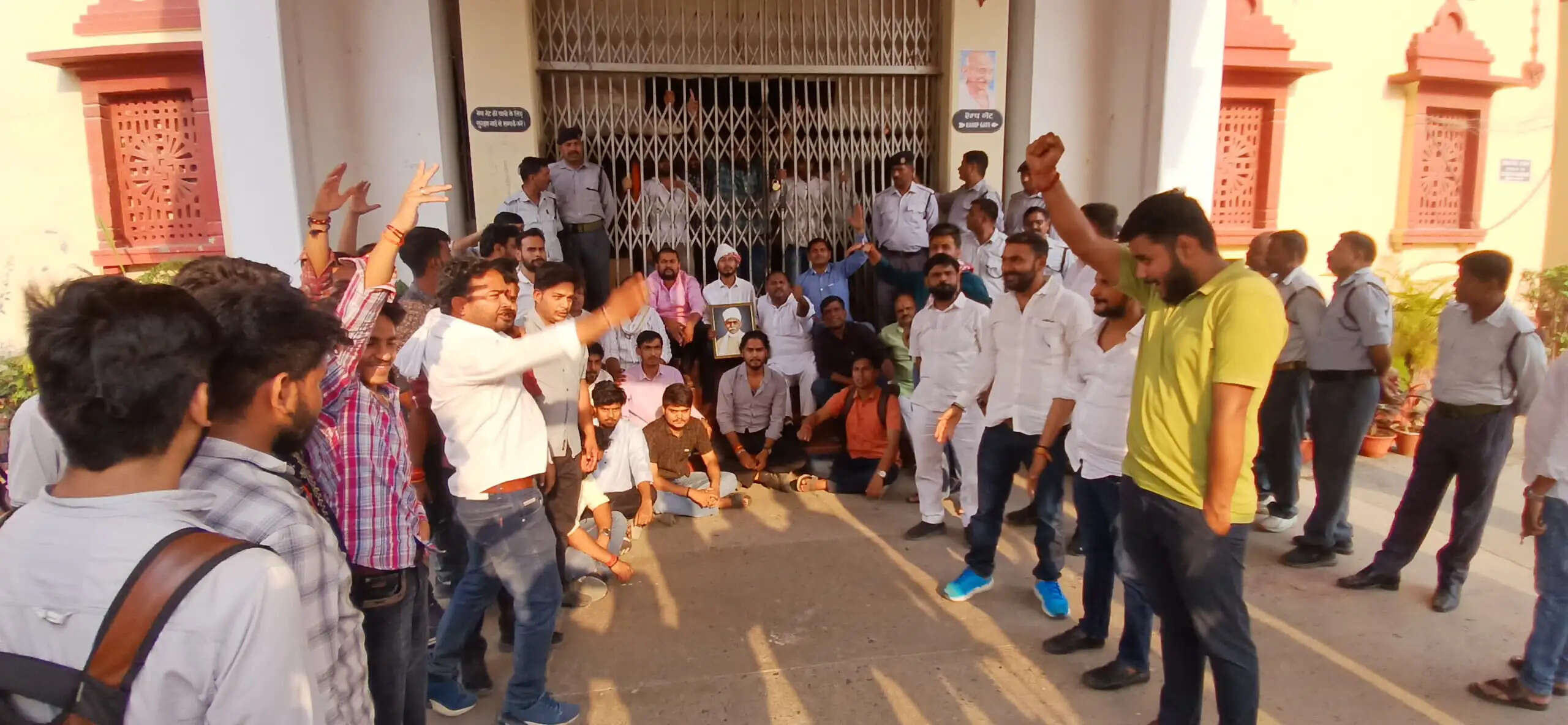 &nbsp; समाप्त नहीं हो रहा BHU हिंदी विभाग में पीएचडी प्रवेश विवाद, छात्रों ने वीसी कार्यालय के बाहर किया जमकर प्रदर्शन