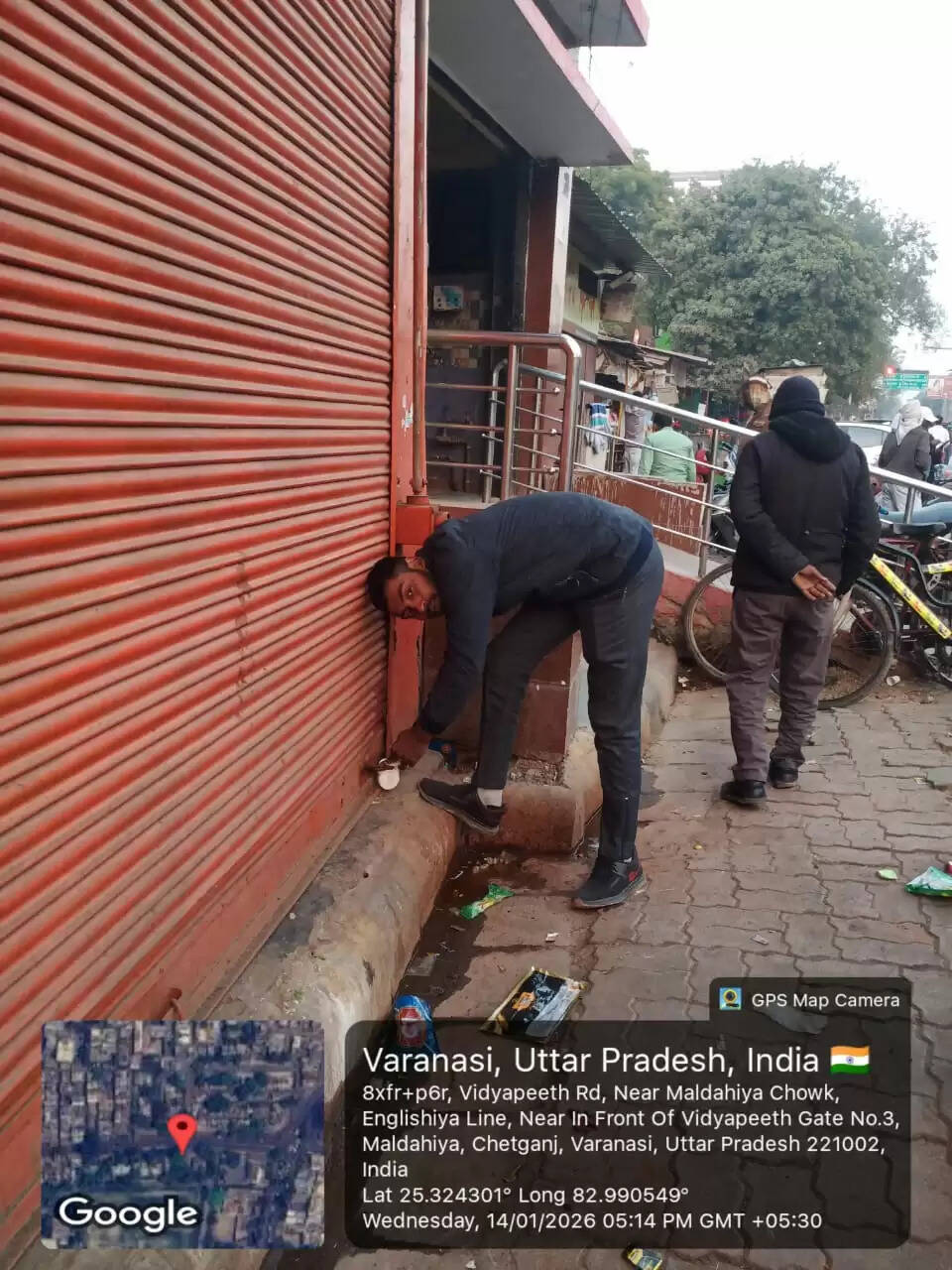 नगर निगम ने बुधवार को अवैध कब्जेदारों के खिलाफ सख्त रुख अपनाते हुए मलदहिया (इंग्लिशिया लाइन) स्थित किसान फूल मंडी के पास करोड़ों की भूमि पर अपना वैधानिक कब्जा ले लिया। यह भूमि रक्षा सम्पदा विभाग के स्वामित्व में है, जिसका प्रबंधन विधिवत रूप से नगर निगम के अधीन है। नगर आयुक्त हिमांशु नागपाल के निर्देश पर निगम की टीम ने मौके पर पहुंचकर अवैध कब्जा हटाया और अनधिकृत रूप से बनी दुकानों को सील कर दिया।