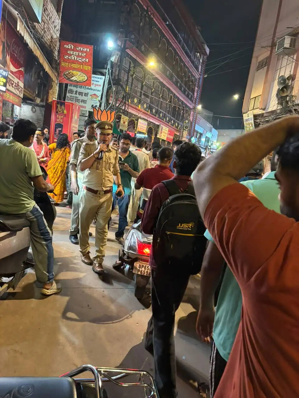 वाराणसी की हर महत्वपूर्ण खबर पढ़ने के लिए अभी फॉलो करें Live VNS का ऑफिशियल वाट्सऐप पेज 👇👇 https://whatsapp.com/channel/0029VaAPWex65yD2LWG35A25 Live VNS - भरोसा 1 दशक से लाखों बनारसियों का - बनारस की बात, बनारस के साथ अपने शहर के लेकर देश-दुनिया, खेल, धर्म, आध्यात्म, राशिफल, पञ्चाङ्ग तथा फ़िल्म और व्यापार जगत की ताजा-तरीन खबरों को पढ़ने के लिए अभी डाउनलोड करें Live VNS का ऑफिशियल एंड्रॉएड ऐप। http://play.google.com/store/apps/details?id=in.livevns.app.native