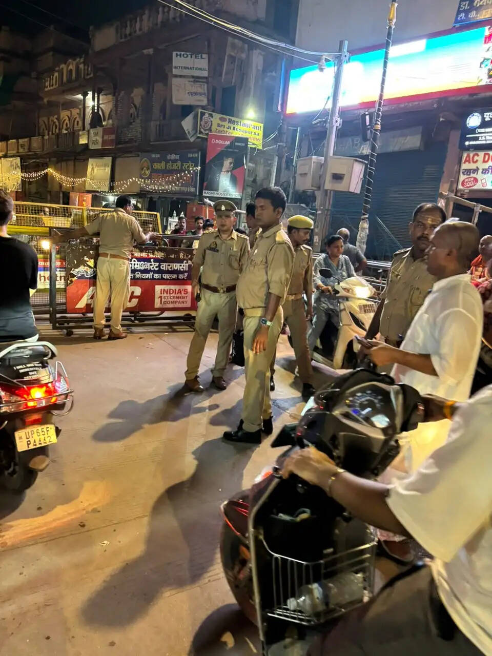 वाराणसी की हर महत्वपूर्ण खबर पढ़ने के लिए अभी फॉलो करें Live VNS का ऑफिशियल वाट्सऐप पेज 👇👇 https://whatsapp.com/channel/0029VaAPWex65yD2LWG35A25 Live VNS - भरोसा 1 दशक से लाखों बनारसियों का - बनारस की बात, बनारस के साथ अपने शहर के लेकर देश-दुनिया, खेल, धर्म, आध्यात्म, राशिफल, पञ्चाङ्ग तथा फ़िल्म और व्यापार जगत की ताजा-तरीन खबरों को पढ़ने के लिए अभी डाउनलोड करें Live VNS का ऑफिशियल एंड्रॉएड ऐप। http://play.google.com/store/apps/details?id=in.livevns.app.native