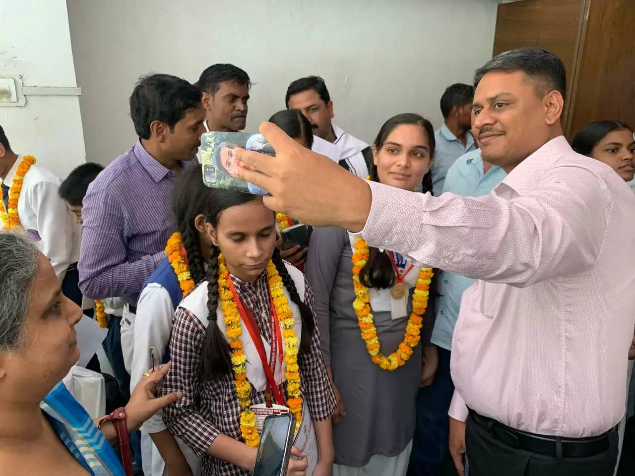 tablet distribution in varanasi