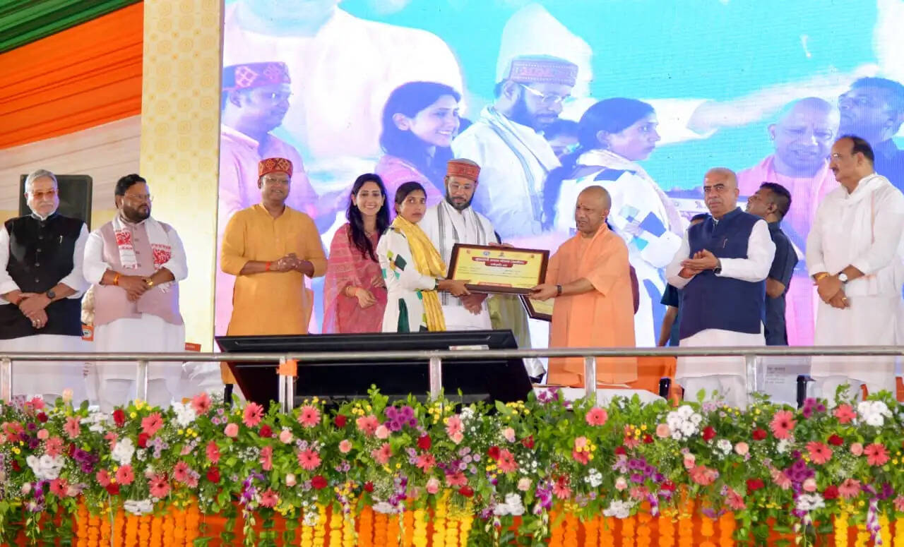 स्कूली बच्चियों ने मुख्यमंत्री को बांधी राखी, सीएम ने दिया उज्जवल भविष्य का आशीर्वाद&nbsp;